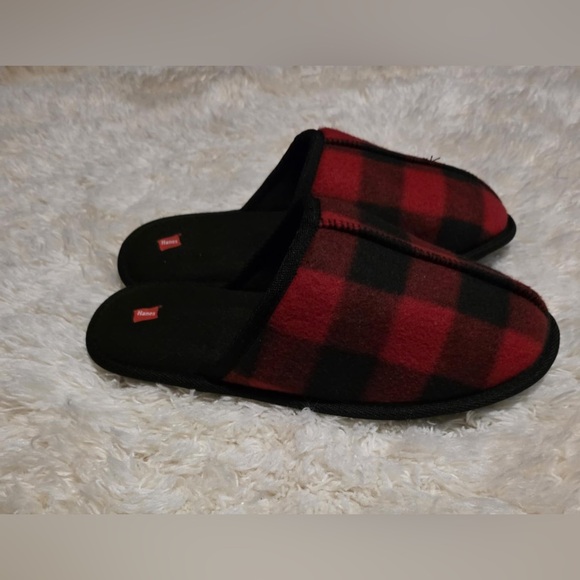 Hanes Size 11/12 Red and Black Plaid Slippers NWOT - Picture 1 of 6